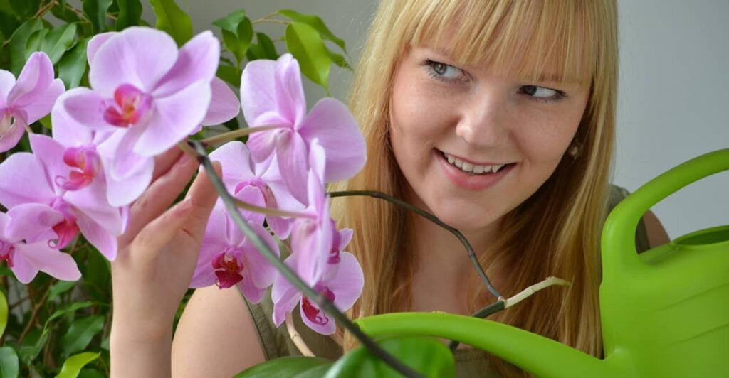 Frau bei der Orchideen Pflege