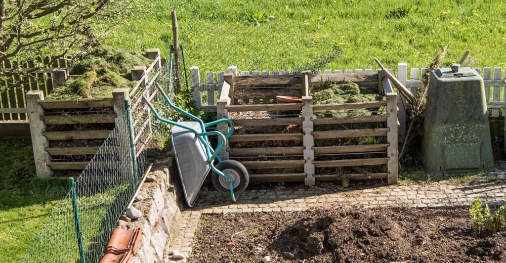 Komposthaufen im Garten